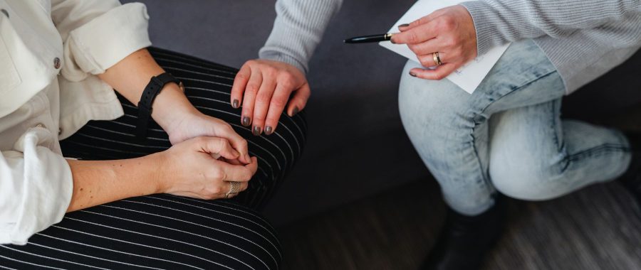 Une personne tient les mains d'une autre pendant un entretien d'accompagnement